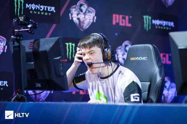 更多地來自 更多地來自