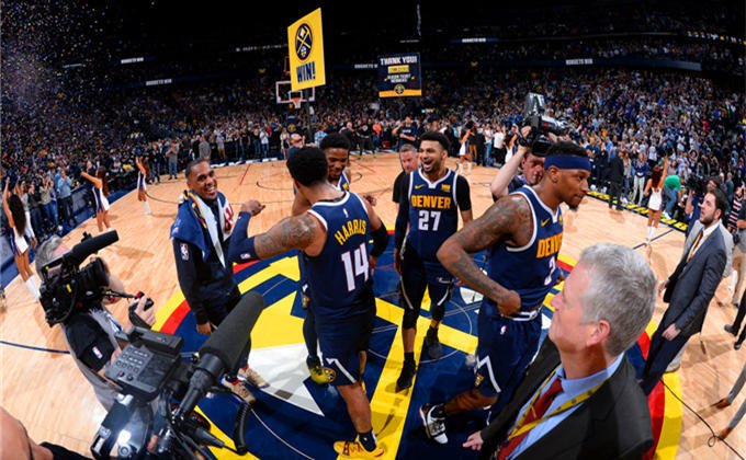 为什么捕手在给暗号时要用大腿和护具遮挡对方跑垒员的视线